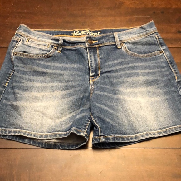 Old Navy Pants - Old navy sweet heart jean shorts. Size 12.